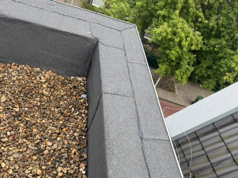 Dakranden met nieuw bitumen in Voorhout door Dakdekker Specialist de Duinen