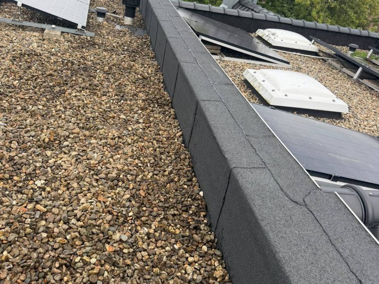 Dakranden met nieuw bitumen in Voorhout door Dakdekker Specialist de Duinen