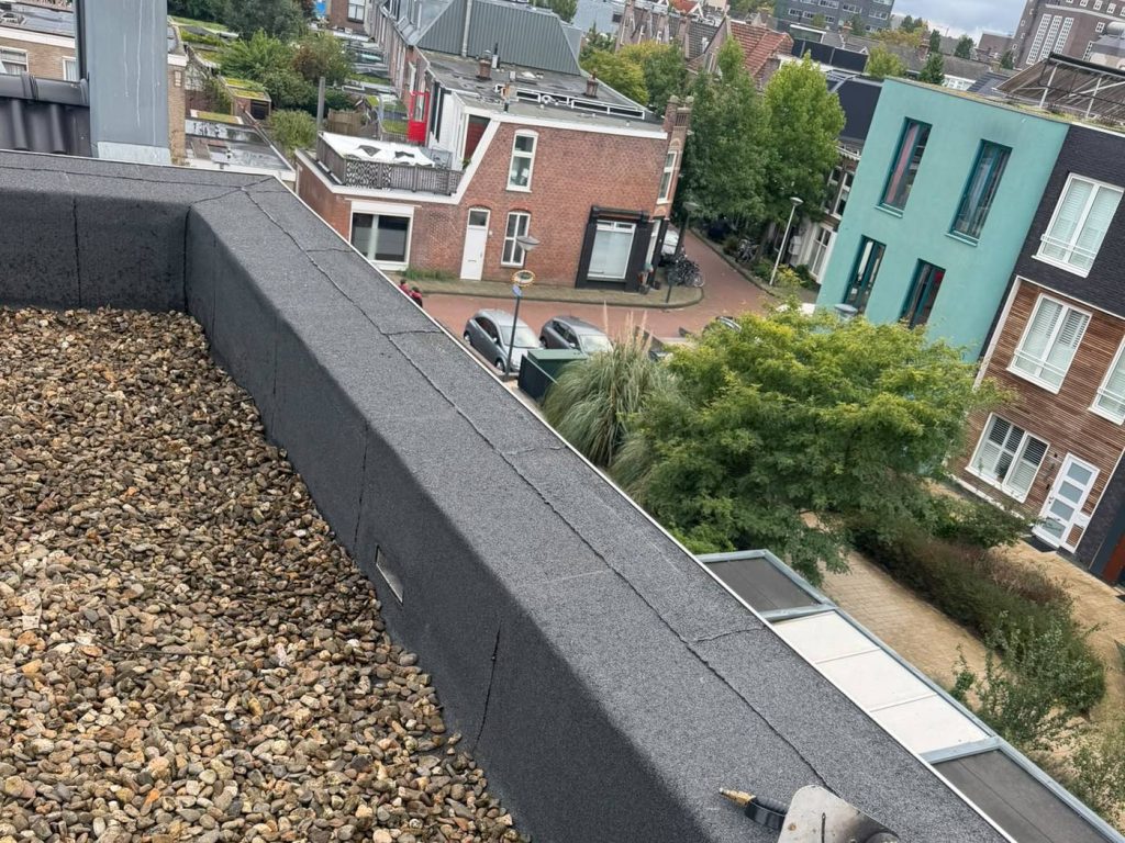 Dakranden met nieuw bitumen in Voorhout door Dakdekker Specialist de Duinen