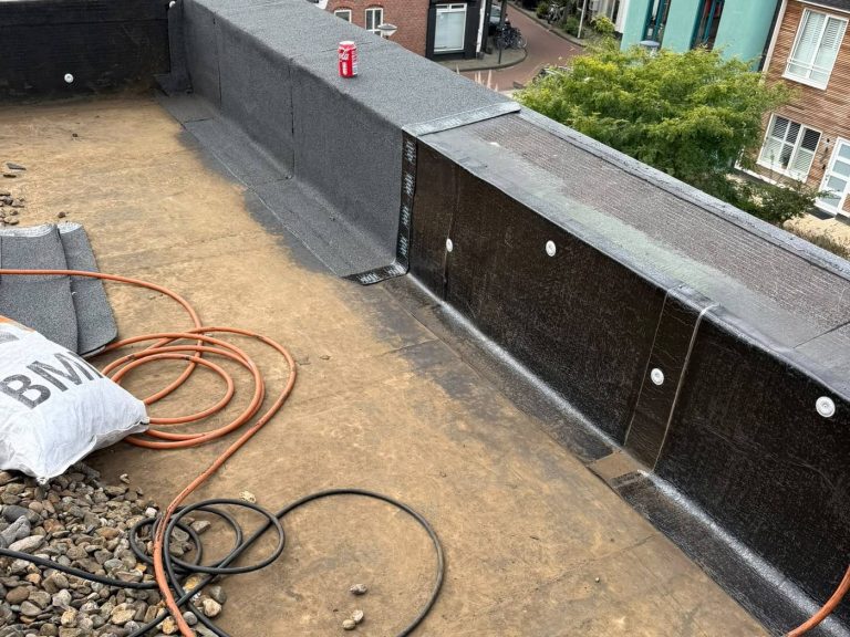 Dakranden met nieuw bitumen in Voorhout door Dakdekker Specialist de Duinen